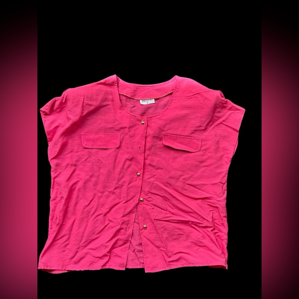 ✨Pink Dionno button-up shirt with gold buttons, featuring a relaxed fit✨